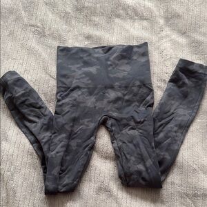 SPANX Women's Gray Camouflage Leggings